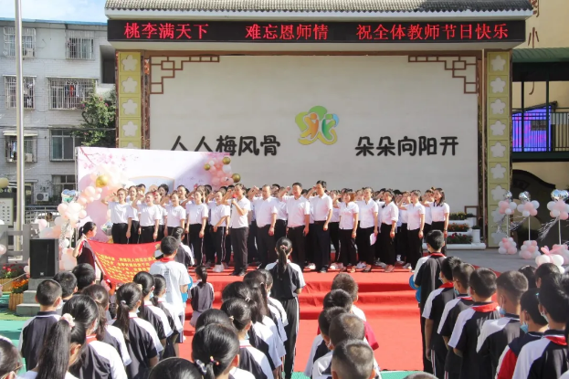 一支粉笔绘蓝图 三尺讲台育栋梁