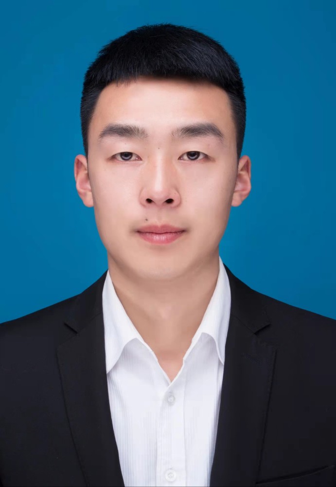 何康   艺术发展中心主任